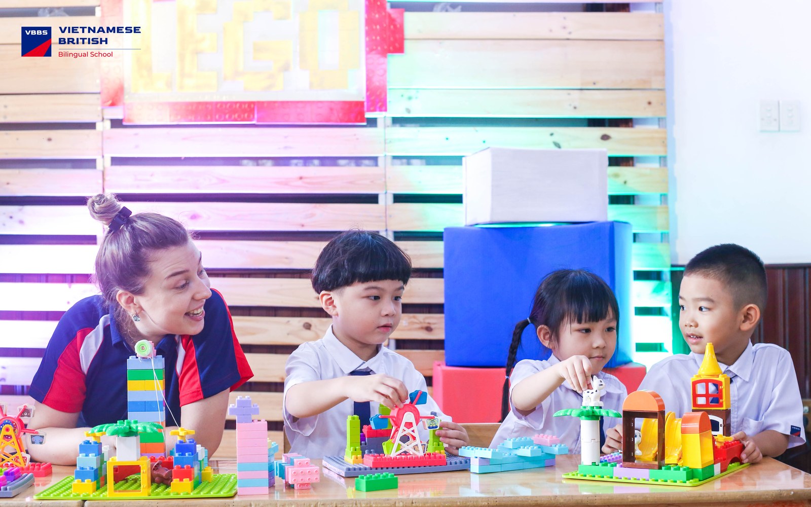 Giờ học LEGO Robotics song ngữ: Giao tiếp tiếng Anh tự nhiên trong dự án