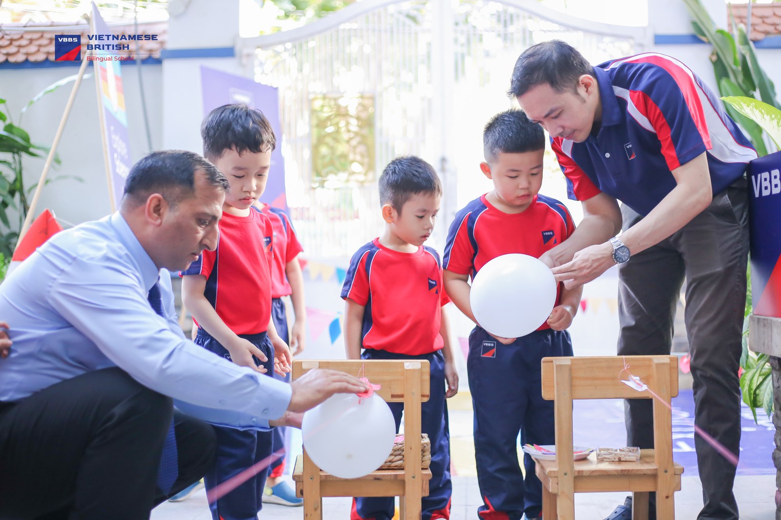 Thí nghiệm vật lý bong bóng và lực đàn hồi
