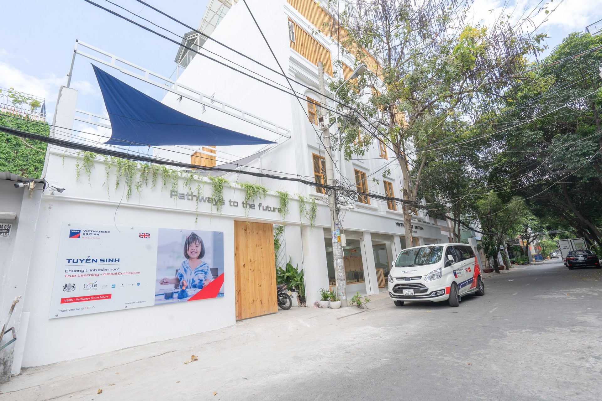 Mặt tiền kiến trúc Anh Quốc & Cổng trường