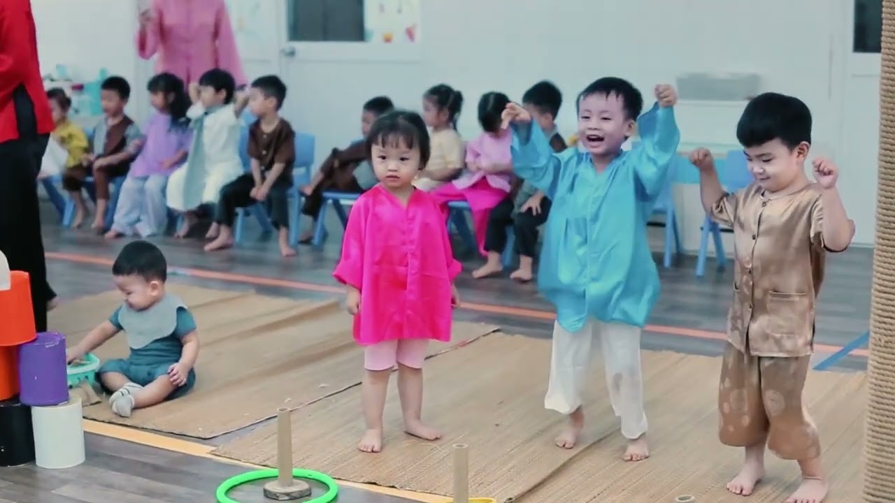 Sân bóng mini cỏ nhân tạo & Đường thăng bằng tầng thượng