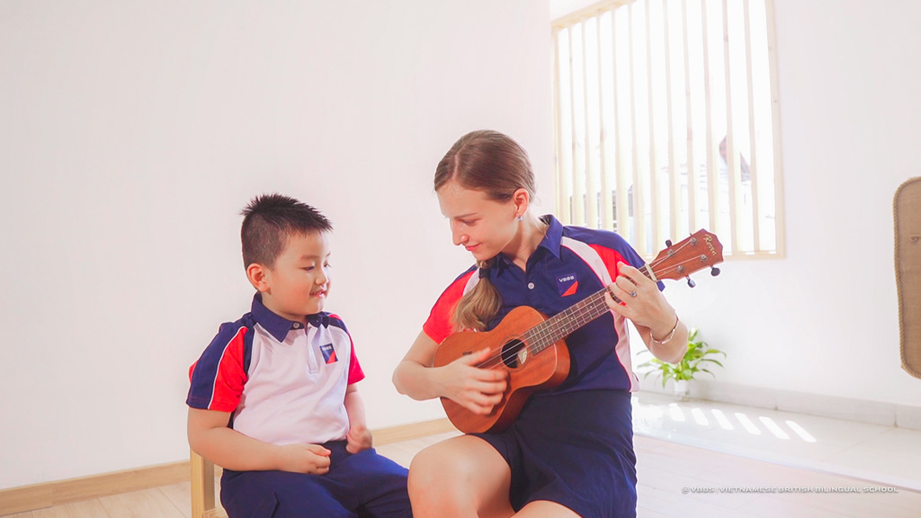 Làm quen tiếng Anh qua âm nhạc, câu chuyện và hội thoại phù hợp độ tuổi